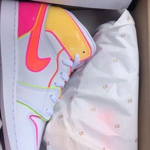 Air Jordan Mid Edge Glow